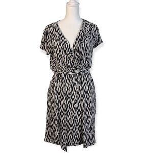 Banana Republic Factory Black and White V-Neck Short Sleeved Dress